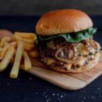 Hambúrguer com cebola caramelizada