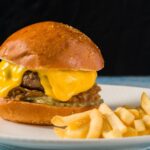 Hambúrguer com queijo cheddar