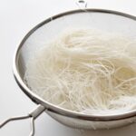 Massa caseira com farinha de arroz.