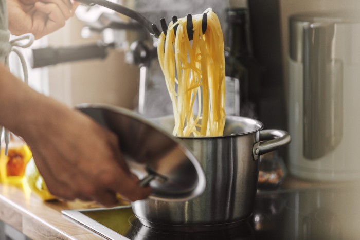 Massa caseira cozinhando em água fervente.