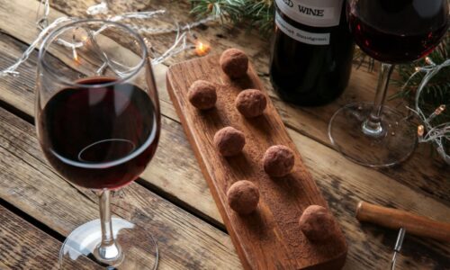 Taça De Vinho Tinto Com Bombons De Chocolate.