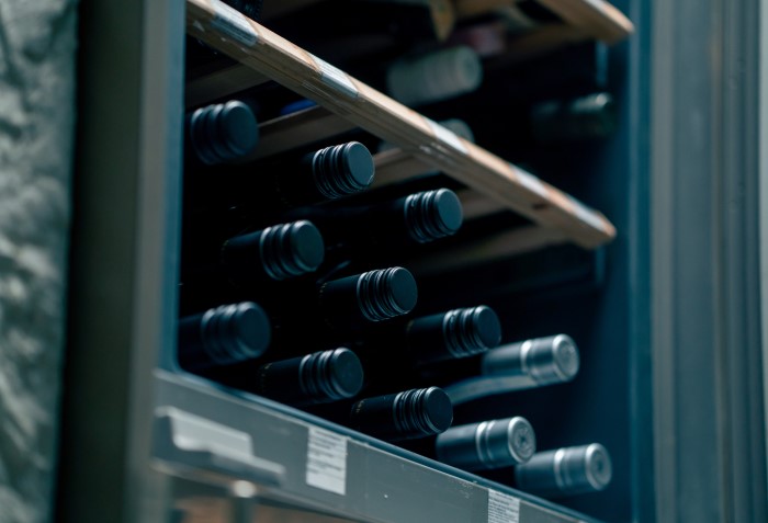 Adega de vinho com garrafas.