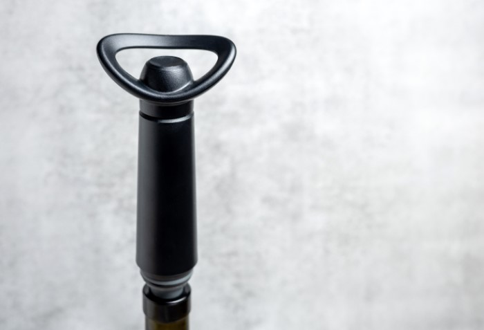 Bomba a vácuo na garrafa de vinho.