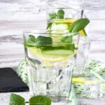 Gin tônica com pepino e hortelã.