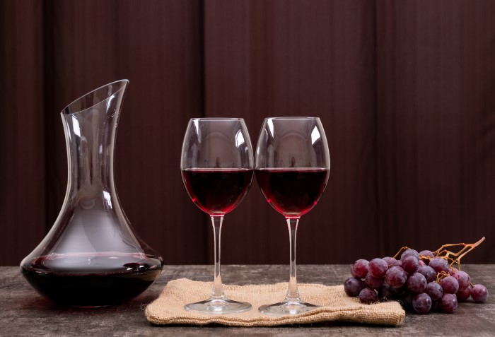 Duas taças de vinho Bordeaux com vinho tinto.