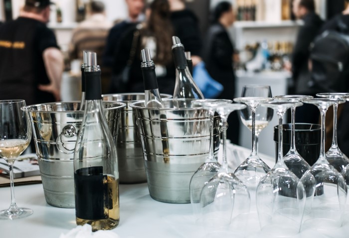 Garrafas e taças de vinho em feira.