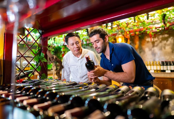 Winehunter verifica rótulo de vinho.