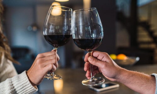 Pessoas Bridando Com Taça De Vinho Tinto.