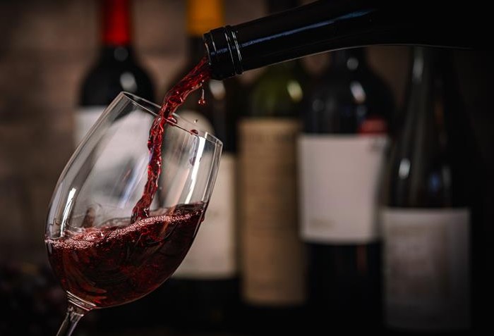vinho tinto sendo servido na taça