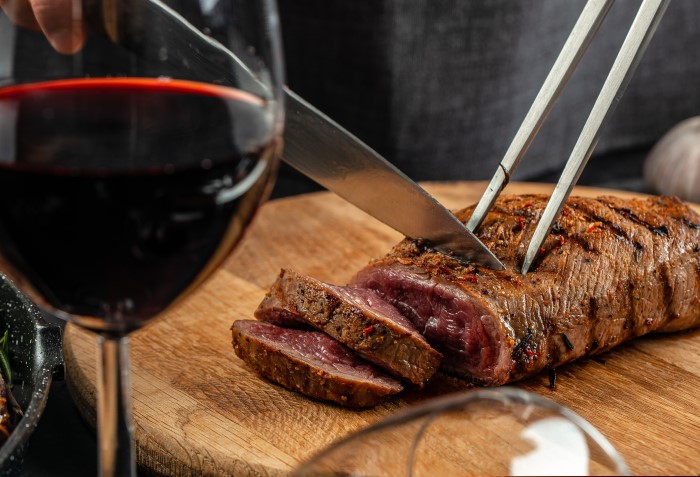 Carne vermelha com vinho malbec argentino.