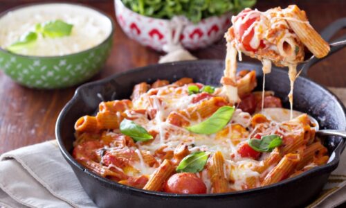 Macarrão Penne Com Molho De Tomate E Manjericão.