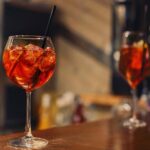 Receita de Aperol com gin, tônica e toque de laranja bahia