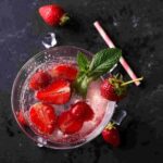 Receita de Aperol com suco de morango fresco e manjericão