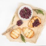 Receita de Bruschettas de queijo brie e cebolas caramelizadas ao vinho tinto
