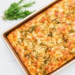 Focaccia com sal grosso e alecrim.