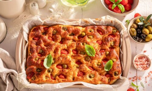 Focaccia Com Tomate Cereja E Manjericão.