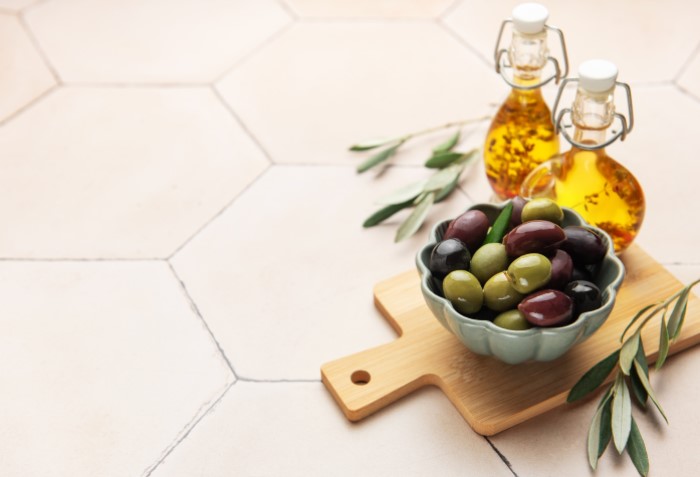 Azeitonas e azeite dispostos em uma mesa.