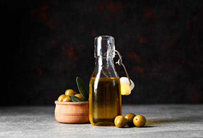 Azeite de oliva grego com azeitonas.