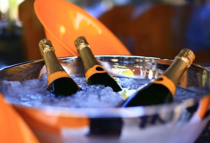 Um balde com gelo e três garrafas de bebidas