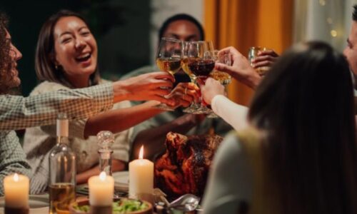 Pessoas Brindando Sentada Em Um Jantar