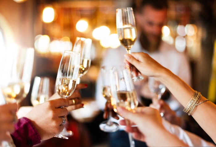 Pessoas brindando com taças