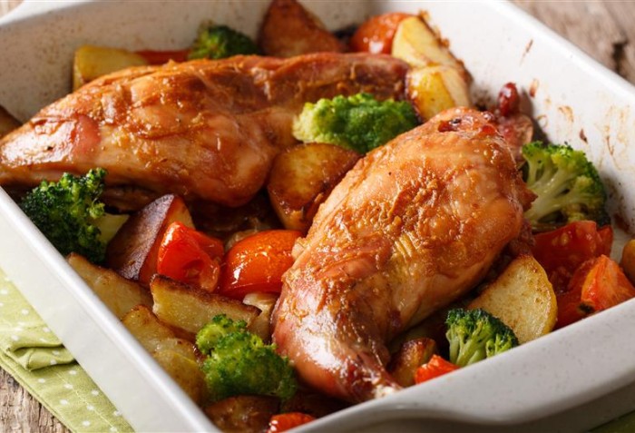 Dois pedaços grandes de carne e legumes dentro de um refratário