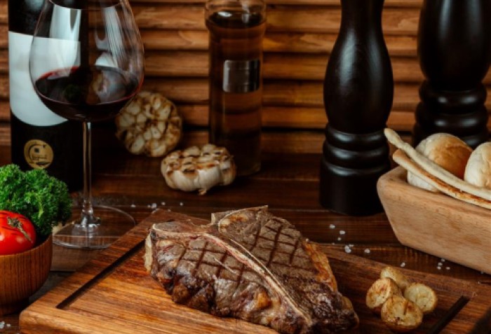 Uma peça de carne assada em cima de uma tábua