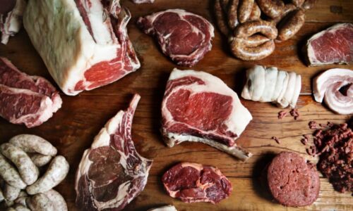 Vários Tipos De Carnes Em Cima De Uma Bancada