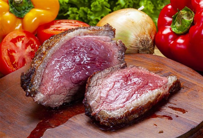 Peça de maminha cortada com um pouco de sangue