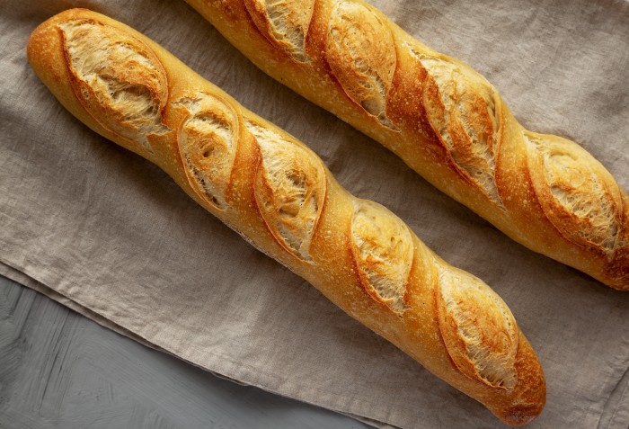 Duas baguetes grandes uma ao lado da outra