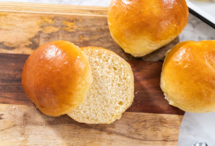 Três pães brioches e um cortado ao meio