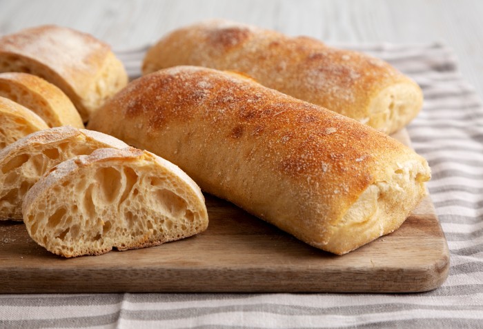 Dois pães ciabatta inteiros e um fatiado