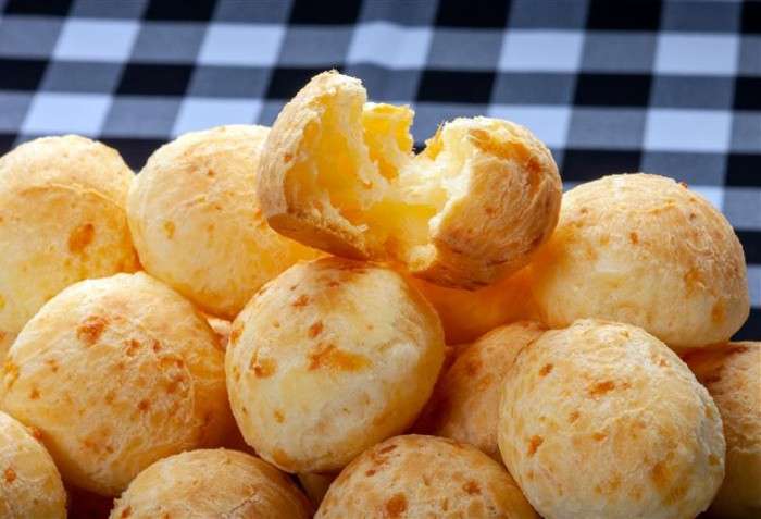 Diversos pães de queio e um aberto ao meio