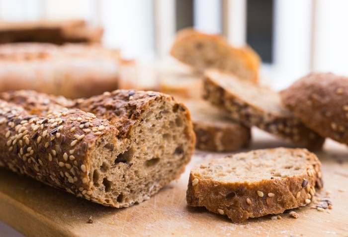 Pão com grãos e algumas fatias cortadas