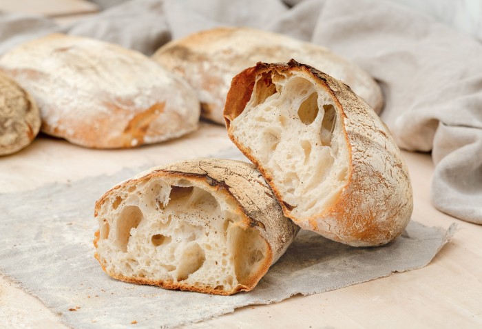 Um pão esbranquiçado cortado ao meio