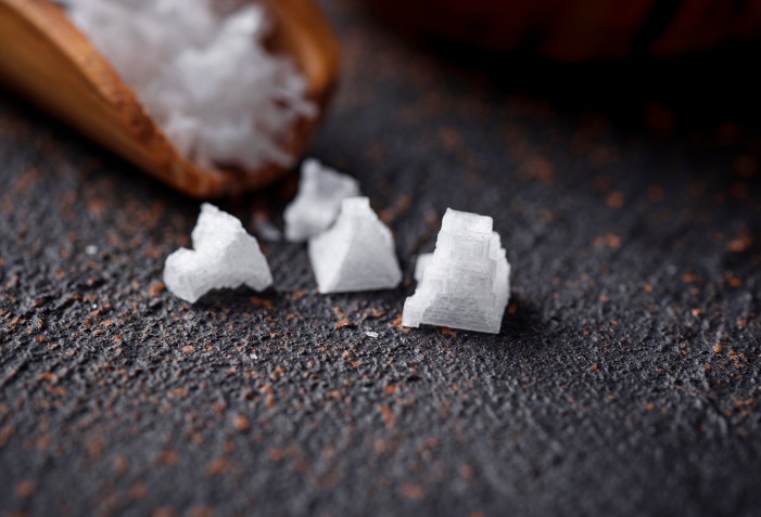 Sal pirâmide em cima de uma superfície escura