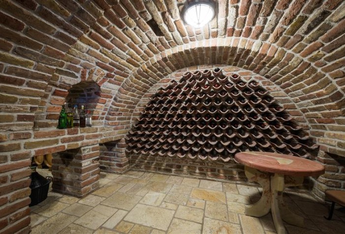 Uma adega em formato oval feita de blocos