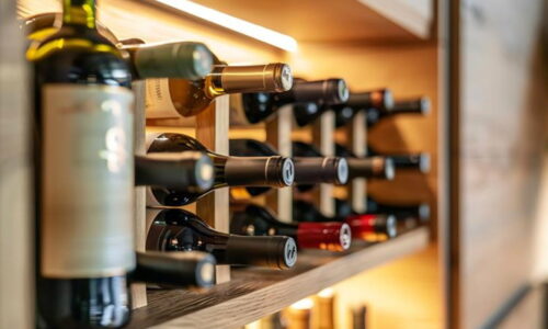 Adega Aberta Com Garrafas De Vinhos Deitada