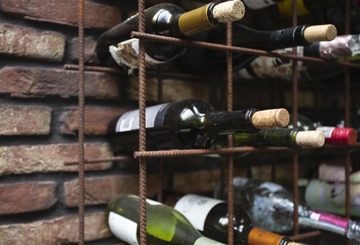 Uma adega de vinhos feita de ferro.