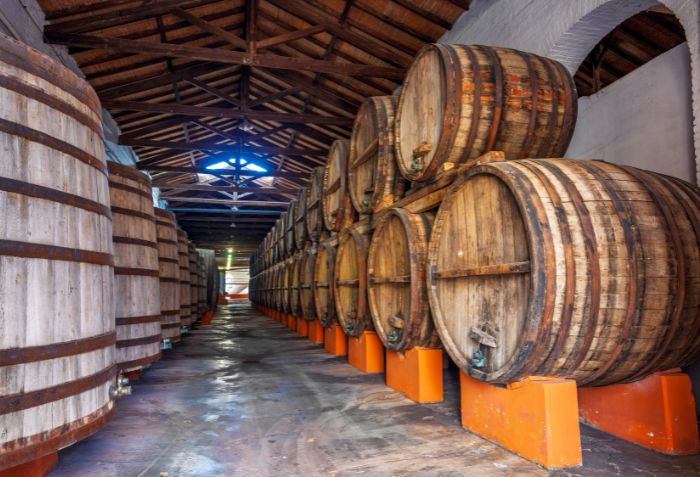 Barricas de carvalho armazenando vinhos Brunello di Montalcino.