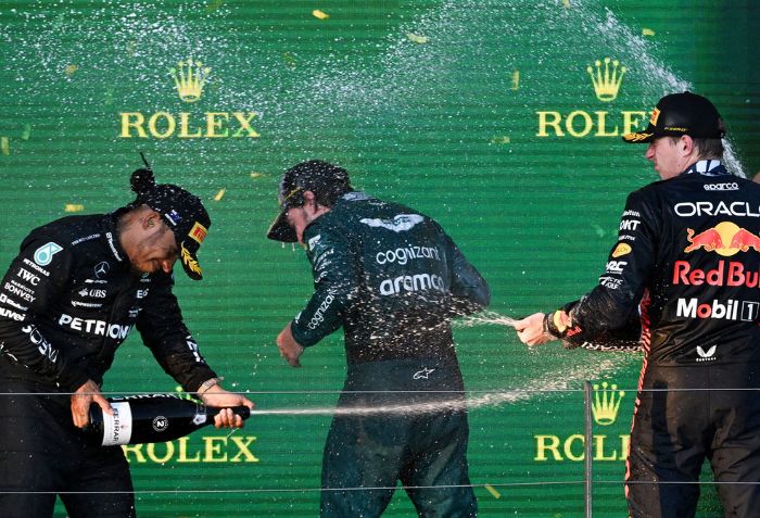 Comemoração no pódio da Fórmula 1 com champanhe Ferrari Trento.