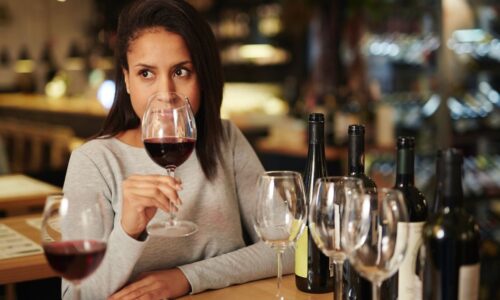 Mulher Degustando Vinhos