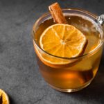 Gin quente com limão e mel