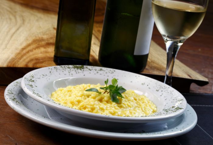 Prato de risoto preparado com vinho pinot grigio.