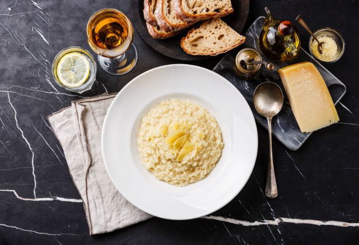 O vinho no risoto realça o sabor dos ingredientes.